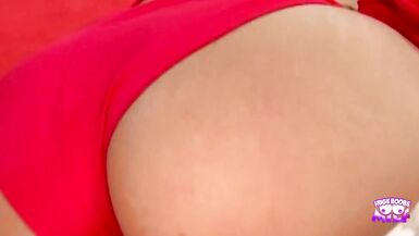 Sieh zu, wie Brooke Haven im roten Bikini von Johnny Sins großem Schwanz geleckt und ins Gesicht gespritzt wird - 2 image