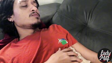 O Tulipa ve Lady Milf, bu POV handjob videosunda hasta kocayı sert bir şekilde bırakıyor - 1 image