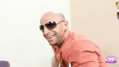 Britney Amber ingoia e cavalca il cazzo duro di John Strong finché si prende una sborrata interna.