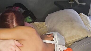 MILF BBW polonesa tenta gozar dentro da buceta antes do marido chegar, mas ele tá lá fora e ela geme de prazer - 1 image