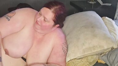 MILF BBW polonesa tenta gozar dentro da buceta antes do marido chegar, mas ele tá lá fora e ela geme de prazer - 2 image