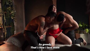 Hotwife se fait défoncer les seins et le cul par les potes de son mari cocu - Il adore partager ! - 3 image