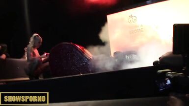 MILF italienne se fait fist-fucker fort dans une folie de fist-fucking sauvage - 13 image