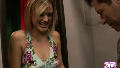 Jasmine Jolie troca a bocetinha apertada por um pornô sem aluguel e uma foda quente do John Strong