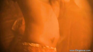Striptease seductor de India y provocación con movimientos softcore - 5 image