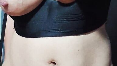 Pinay MİLF kovboy kız sert bir eyersiz vurma alır ve kremalı bir sürpriz alır