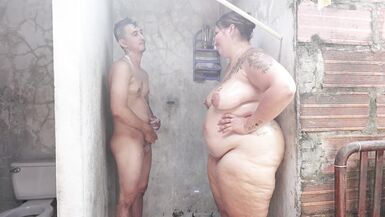 Paolitasexy and Magoculionero1 deepthroaten sich abwechselnd und reiten sich gegenseitig die großen Titten unter der Dusche