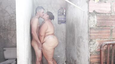 Paolitasexy ve Magoculionero1 duşta sırayla deepthroating ve birbirlerinin büyük göğüslerine biniyorlar