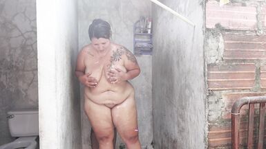 Paolitasexy and Magoculionero1 deepthroaten sich abwechselnd und reiten sich gegenseitig die großen Titten unter der Dusche