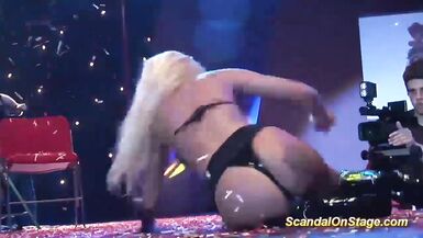 Busty Milf seksi bir dokunuşla sıcak bir kucak dansı veriyor - 5 image