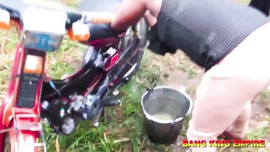 观看一名贫民窟歹徒在公共场合用力操弄他的继母，带来真正的高潮！ - 10 image