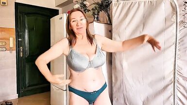 Veja essa MILF gostosa provocando com peitões naturais enormes de lingerie sexy solo