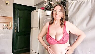 Mate cette MILF pulpeuse te chauffer avec ses gros seins naturels en lingerie sexy en solo