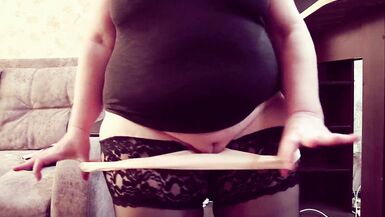 MILF curvy con grandes tetas se prueba bragas nuevas y muestra su culo grande y sus tetas naturales de cerca - 10 image