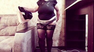 MILF curvy con grandes tetas se prueba bragas nuevas y muestra su culo grande y sus tetas naturales de cerca - 3 image