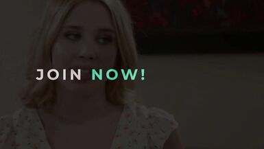 迪·威廉姆斯 (Dee Williams) 和索菲亚·斯特林 (Sophia Sterling) 轮流深喉操他们的继母，而他们的继母不在隔壁房间 - 1 image