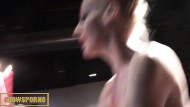 MILF italienne blonde se fait fistée fort dans une session fisting torride - 11 image