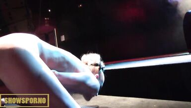 MILF italienne blonde se fait fistée fort dans une session fisting torride - 3 image