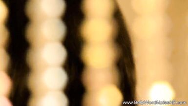 MILF tímida da Índia é seduzida por uma morena gostosa no striptease - 2 image