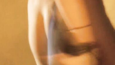 MILF tímida da Índia é seduzida por uma morena gostosa no striptease - 6 image
