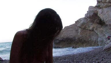 Halana K y Terry se lo montan salvaje al aire libre con mamadas profundas, perrito y sexo con gaping de coño