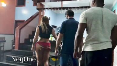 Milf toma Uma e Chama Doze amis pour une pute voleuse
