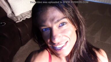 Guarda la sexy Alexis, una MILF bollente, che provoca e umilia con il suo clitoride grosso e lo strap-on