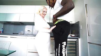 观看 Louie Smalls 和 Kate Dee 骑着巨大的黑色鸡巴时巨大的乳房弹跳