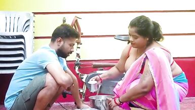 Regarde Mampi, la MILF indienne aux gros seins naturels, se faire démonter fort et profond avec gorge profonde
