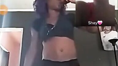 Sieh zu, wie Petite im engen Bikini ihren geilen Arsch twerkt und sich im schwarzen Bikini ins Schwitzen bringt