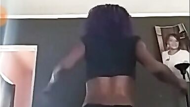 Sieh zu, wie Petite im engen Bikini ihren geilen Arsch twerkt und sich im schwarzen Bikini ins Schwitzen bringt