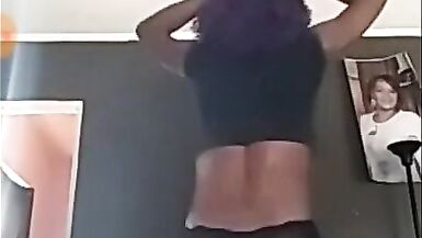 Petite twerk sur son cul serré en bikini noir, matures en sueur