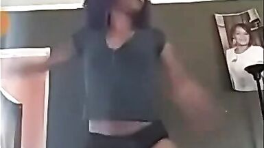Mira cómo Petite perrea su culito apretado mientras se sudora en un bikini negro