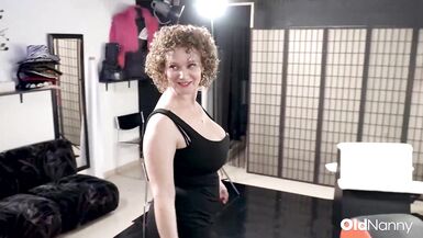 Mate Tim Cosla and Mercè Palau sur le canapé de casting avec une MILF pulpeuse - 1 image