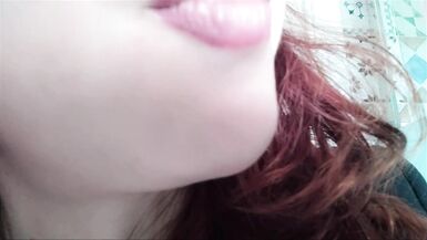 Zierliche Schönheit in Dessousse wird versaut mit Dirty Talk and großen Titten