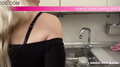 Donna matura scopa un nerd super nerd (porno italiano) - 10 image