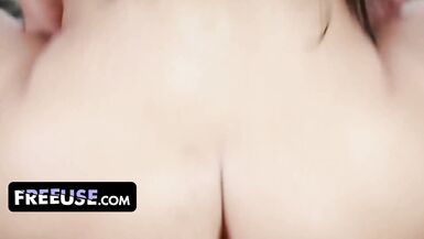La matrigna ebony Carmela Clutch seduce e si scopa il figliastro fortunato