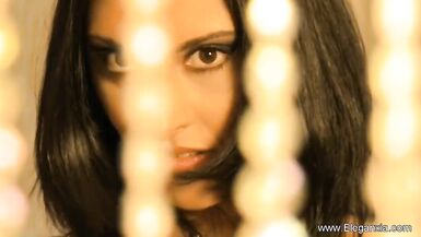 MILF seductor de India y Asia se desnuda y provoca en un striptease caliente - 11 image