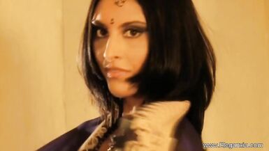 MILF seductor de India y Asia se desnuda y provoca en un striptease caliente - 6 image