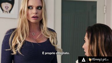 MOMMYS GIRL - Vicino indiscreto becca la MILF Reena Sky e la sorellastra Tiffany Watson - SOTTOTITOLI IN ITALIANO