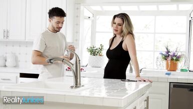 Üvey oğlunun büyük horozu, realite bağımlıları sahnesinde Kayla Paigein traşlı kedisini yalıyor ve berbat - 1 image