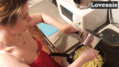 Regarde Lovessie, la MILF soumise, préparer le dîner pour son maître et lui sucer la grosse bite pendant quil mange - vidéo maison