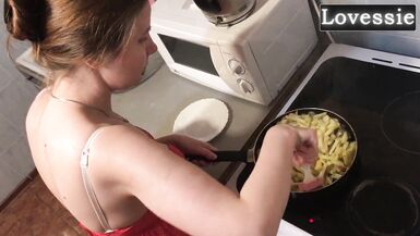 İtaatkar MILF Lovessienin efendisi için akşam yemeği hazırlamasını ve o yerken büyük sikini emmesini izleyin - ev yapımı video