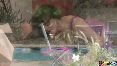 Alexandra Silk und Scarlett Wild teilen sich einen großen schwarzen Schwanz im dampfenden Dreier - 1 image