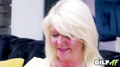 La MILF inglese Lady Lesley prende il cazzo enorme del figliastro come una vera professionista! - 1 image