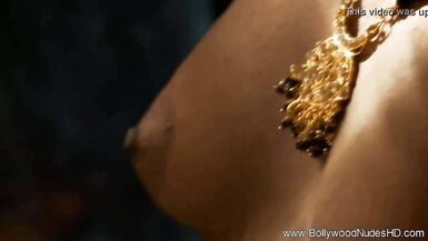 India seduce y provoca en un striptease sensual con softcore erótico - 8 image
