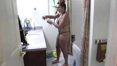 Mamãe gostosa toma banho quente e se arruma como profissional - 2 image
