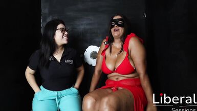Marina, Jorge Lara e outras MILFs latinas gostosas são fodidas no glory hole por uma puta