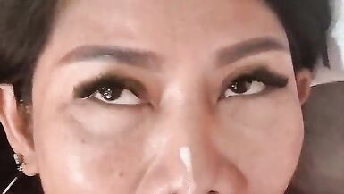 Regarde la MILF thaï Som faire une pipe baveuse et avaler chaque goutte