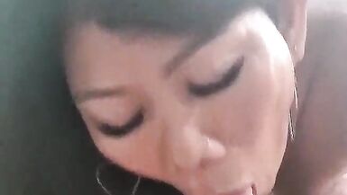 Regarde la MILF thaï Som faire une pipe baveuse et avaler chaque goutte